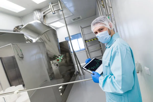 Científico que trabaja en laboratorio de planta — Foto de Stock