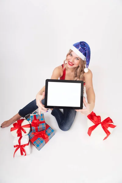 Femme en chapeau de Noël avec tablette dans les mains — Photo