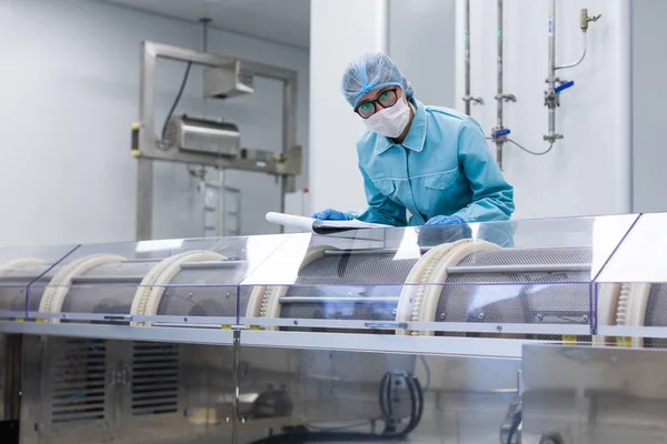 Facroty trabajador cerca de la máquina industrial — Foto de Stock