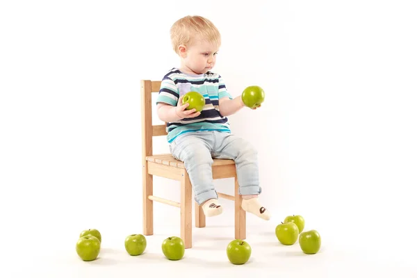 Мальчик с зелеными яблоками — стоковое фото