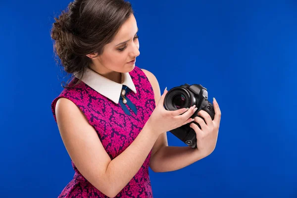 Lachende meisje met camera in handen — Stockfoto