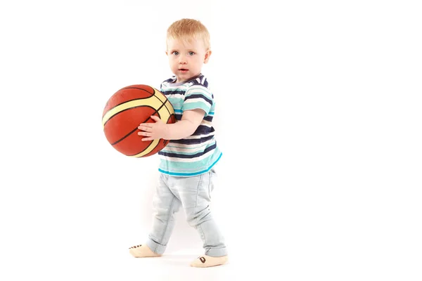 Menino com bola de basquete — Fotografia de Stock