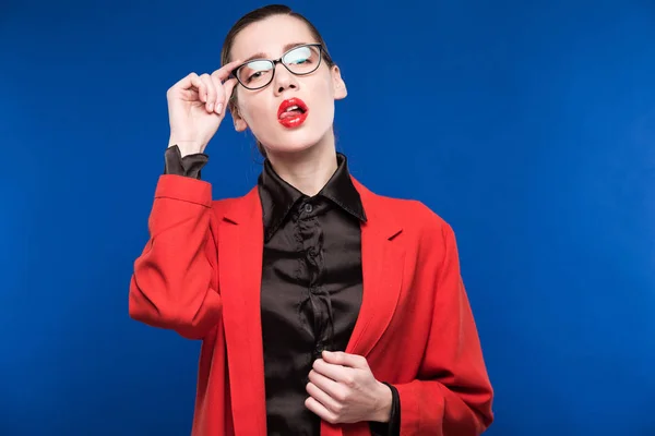 Chica seductora en chaqueta roja y gafas — Foto de Stock