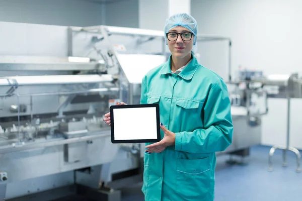 Cientista industrial com tablet — Fotografia de Stock