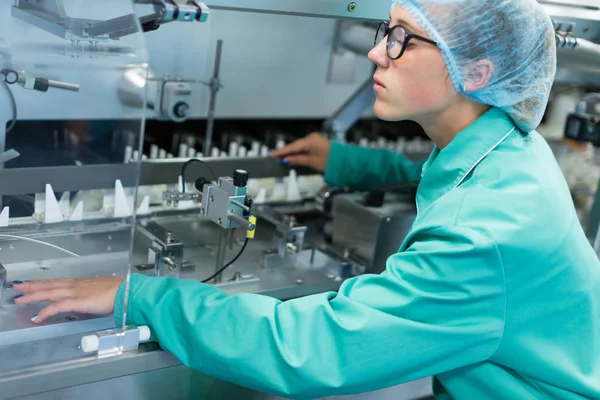 Scienziato è in piedi vicino alla macchina in fabbrica — Foto Stock