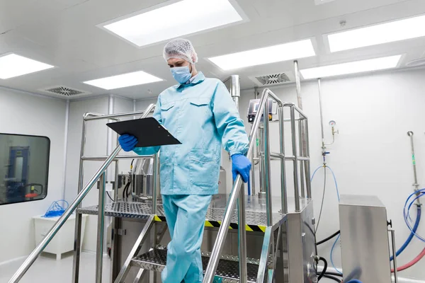 Scienziato che lavora nel laboratorio dell'impianto — Foto Stock