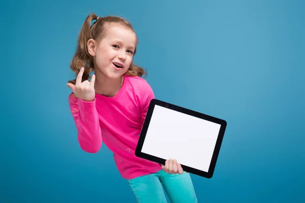 Menina segura tablet vazio — Fotografia de Stock