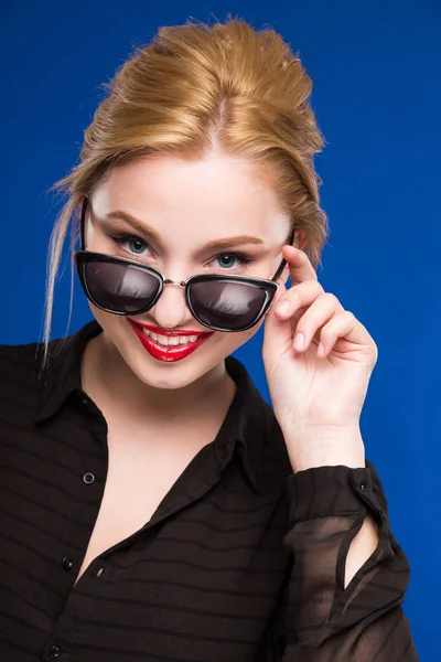 Szőke lány piros ajkak napszemüveget visel — Stock Fotó