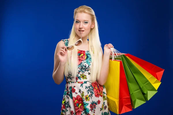 Chica rubia con bolsas de compras —  Fotos de Stock