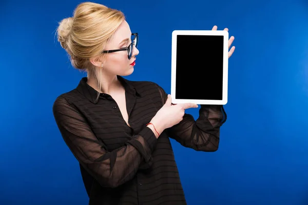 Chica con la tableta en las manos — Foto de Stock