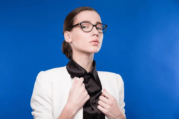 Chica en chaqueta blanca y gafas — Foto de Stock