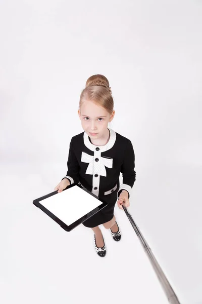 Szkoła dziewczyna biorąc selfie z tabletem — Zdjęcie stockowe