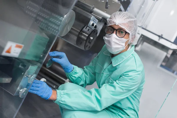 Científico de pie cerca del tanque en fábrica — Foto de Stock