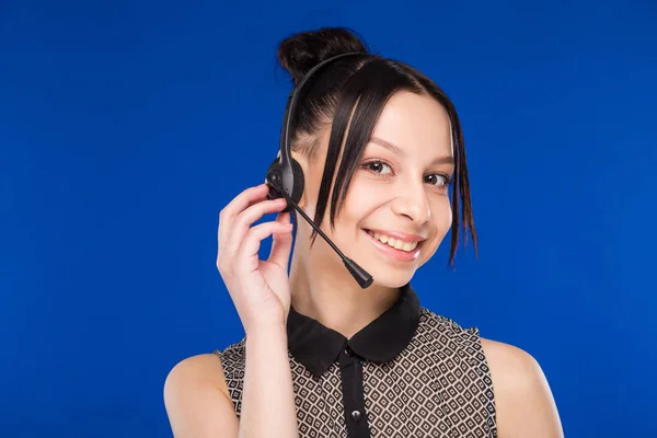 Jong meisje met headset — Stockfoto