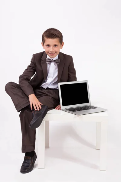 Menino estudante com laptop — Fotografia de Stock