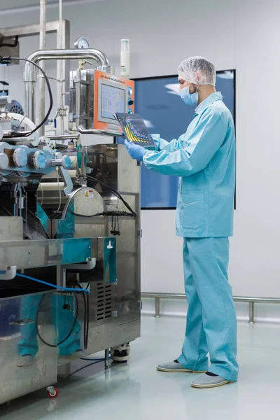 Cientista com tablet por tanque de metal — Fotografia de Stock