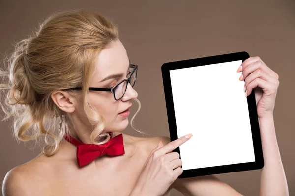 Jeune fille avec la tablette — Photo