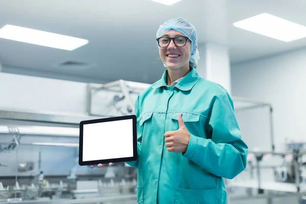 Tablet ile endüstriyel bilim adamı — Stok fotoğraf