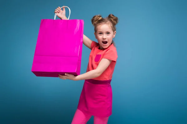 Το χαριτωμένο μικρό κορίτσι με χαρτί τσάντα — Φωτογραφία Αρχείου