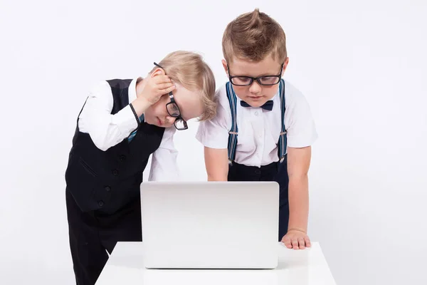 Schüler arbeiten am Laptop — Stockfoto