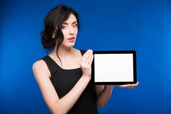 Chica sonriente con una tableta en las manos — Foto de Stock