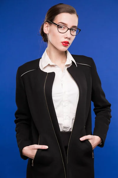 Дівчина в чорній куртці і окулярах — стокове фото