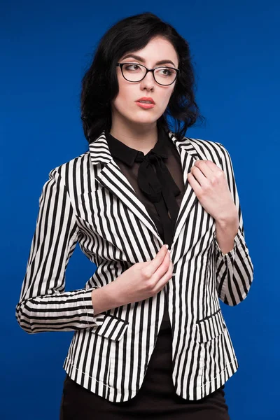 Chica en chaqueta a rayas y gafas — Foto de Stock