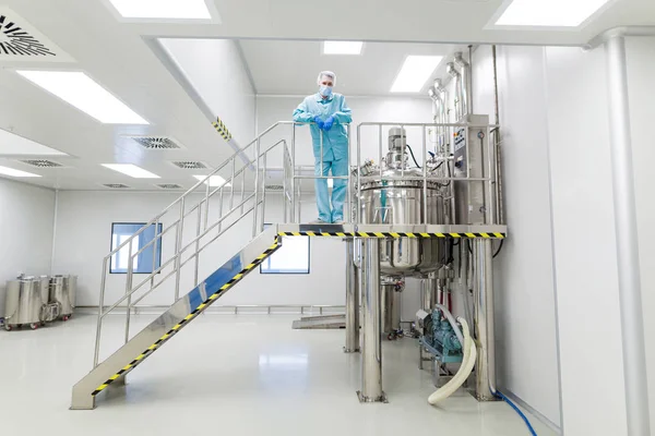 Cientista que trabalha com tanque em planta — Fotografia de Stock