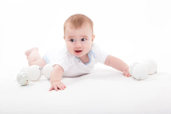 Lindo bebé niño jugando con bolas —  Fotos de Stock