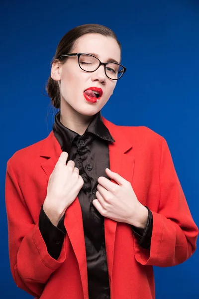 Chica en chaqueta roja y gafas — Foto de Stock