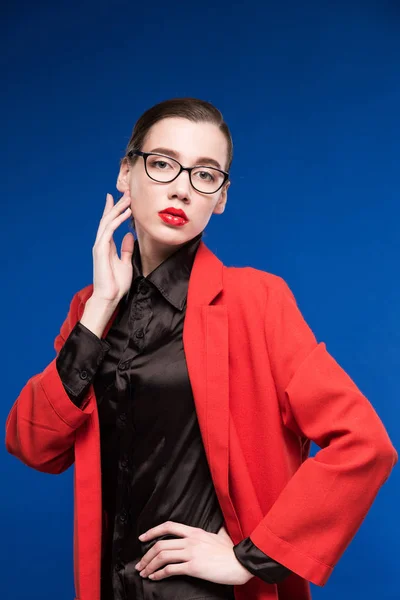 Fille en veste rouge et lunettes — Photo