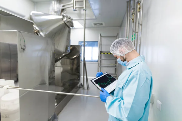 Cientista que trabalha em laboratório de plantas — Fotografia de Stock