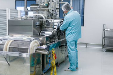 bilim adamı Makine Fabrikası'nda yakın duruyor