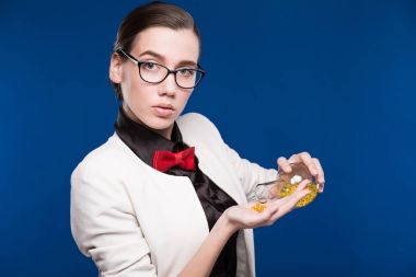 test tüpü içinde el ile kız