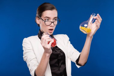 test tüpleri elinde kızla