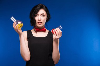 test tüpleri ve hapları ile kız