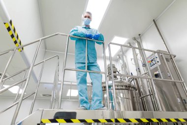 bitki laboratuvarda çalışan bilim adamı