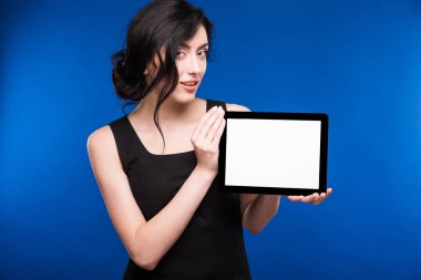 bir tablet ellerde ile gülümseyen kız