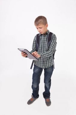 Okullu çocuk gömlek tablet ile