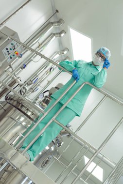 bitki laboratuvarda çalışan bilim adamı