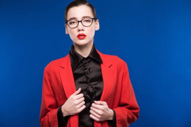 Kız kırmızı ceket ve gözlük