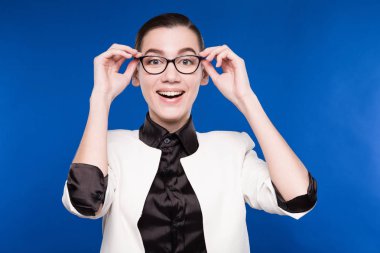 kız beyaz ceket ve gözlük