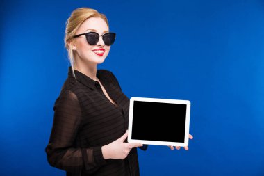 Tablet ellerde ile kız