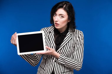 Tablet ellerde ile kız