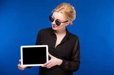 Tablet ellerde ile kız