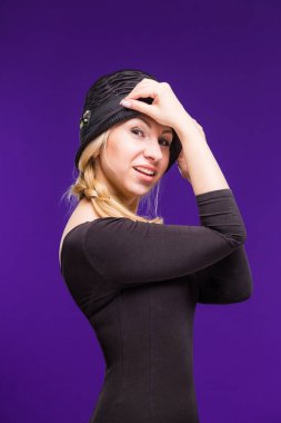 siyah gömlekli sarışın kız