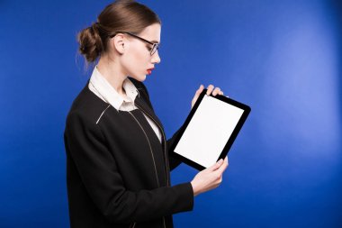 Tablet ellerde ile kız