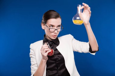 test tüpleri elinde kızla