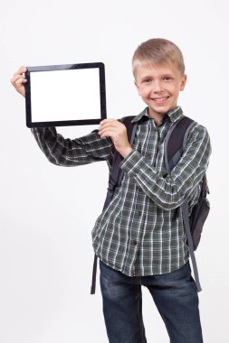 Okullu çocuk gömlek tablet ile