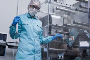 bilim adamı tarafından makine milleri ile 